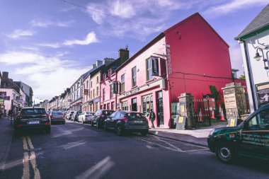 4th Haziran 2018, Dingle, İrlanda - İrlanda Dingle Yarımadası, güneybatısında küçük liman kasabasına engebeli sahnesi, yollar ve kumlu plajları bilinen
