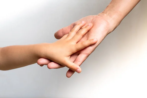 Zbliżenie Rękę Trzymając Rękę Dziecka — Zdjęcie stockowe