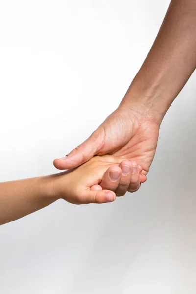 Fechar Mão Uma Mulher Segurando Mão Uma Criança — Fotografia de Stock