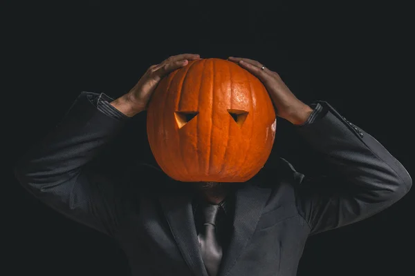 Hombre Con Una Cabeza Calabaza Vestido Con Traje Sobre Fondo — Foto de Stock