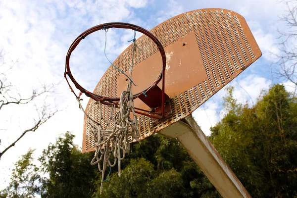 Tæt Forladt Basketball Hoop Med Nettet Skåret Stykker - Stock-foto