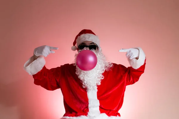 Santa Sluneční Brýle Foukání Růžová Žvýkačka — Stock fotografie