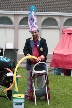 7th Mayıs 2018, Cobh, county Cork, İrlanda - sanat ile yapmak bir adam bir fuarda Mayıs resmi tatili sırasında balonlar.