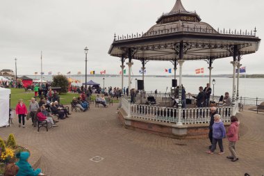7th Mayıs 2018, liman Cobh, county Cork, İrlanda - Cork kentin bir adada oturan Cobh kasaba marina yakınındaki insanlar. Titanics son liman-in seslenmek 1912 yılında olarak onun bilinen.