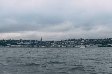 7th Mayıs 2018, Cobh, county Cork, İrlanda - Cork kentin bir adada oturan Cobh kasaba, denizden görüldüğü gibi liman. Titanics son liman-in seslenmek 1912 yılında olarak onun bilinen.