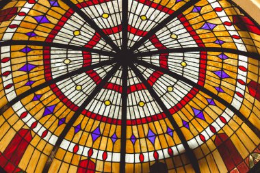 3rd Mayıs 2018, Cork, İrlanda - İngilizce Pazar, bir belediye gıda market Cork Merkezi, ünlü turistik şehir: renkli cam tavan Detayı.