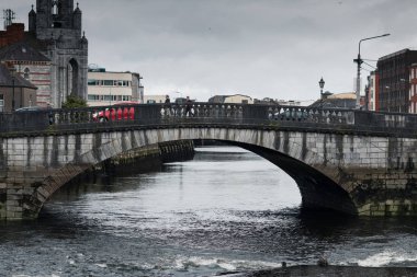3rd Mayıs 2018, Cork, İrlanda - parlamento köprü nehir Lee ve kutsal Trinity Kilisesi ve Capuchin Friary içinde belgili tanımlık geçmiş.