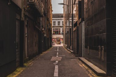 3rd Mayıs 2018, Cork, İrlanda - ıssız alleyway şehrin kalbinde St. Patrick street meşgul yanında