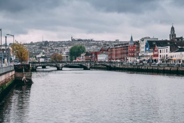3rd Mayıs 2018, Cork, İrlanda - St Patrick Köprüsü ve Saint Patrick iskele sokak