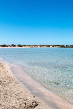 Güneşli bir günde turkuaz su ve kum tepeleri ile Yunan beach
