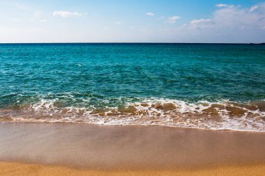 Güneşli bir günde turkuaz su ile Yunan beach