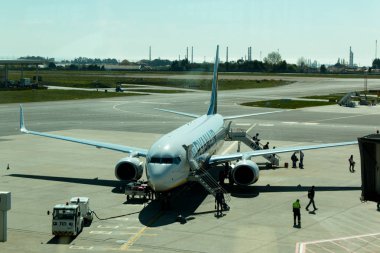 5 Nisan 2017 Sa Carneiro Havaalanı, Porto, Portekiz - Ryanair uçak yolcu uçağı terk biniş kapıları Park