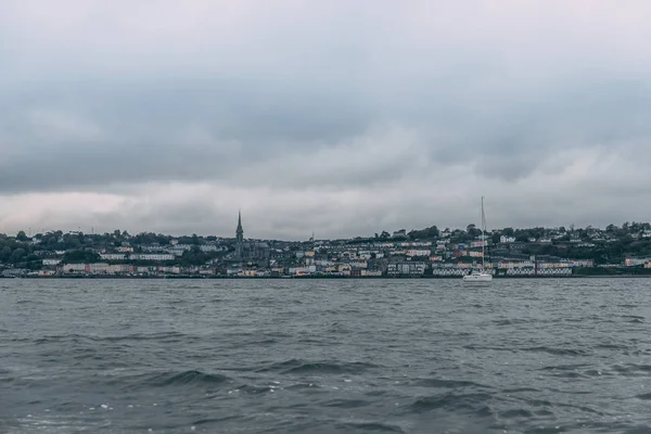 7th Mayıs 2018, Cobh, county Cork, İrlanda - Cork kentin bir adada oturan Cobh kasaba, denizden görüldüğü gibi liman. Titanics son liman-in seslenmek 1912 yılında olarak onun bilinen.