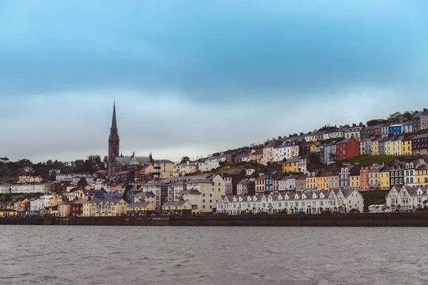 7th Mayıs 2018, Cobh, county Cork, İrlanda - Cork kentin bir adada oturan Cobh kasaba, denizden görüldüğü gibi liman. Titanics son liman-in seslenmek 1912 yılında olarak onun bilinen.