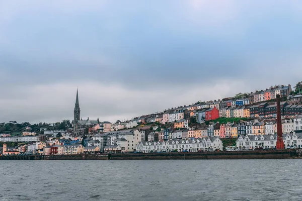 7th Mayıs 2018, Cobh, county Cork, İrlanda - Cork kentin bir adada oturan Cobh kasaba, denizden görüldüğü gibi liman. Titanics son liman-in seslenmek 1912 yılında olarak onun bilinen.