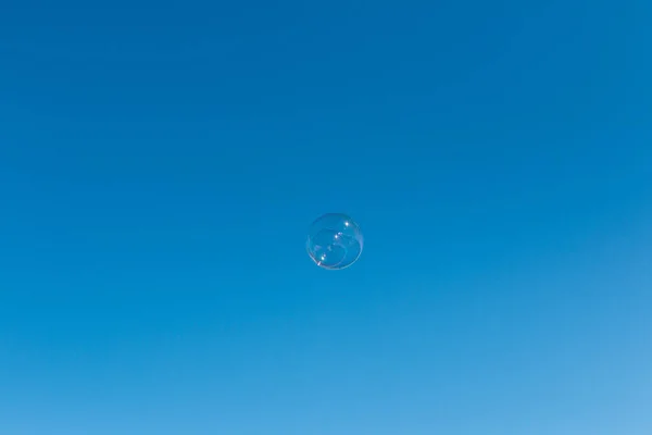 Seifenblase Vor Strahlend Blauem Himmel — Stockfoto