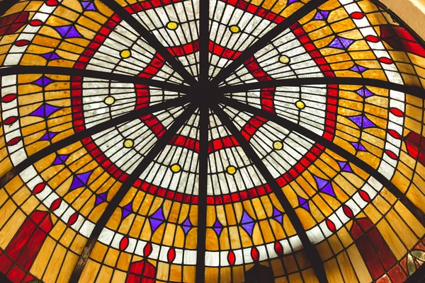 3rd Mayıs 2018, Cork, İrlanda - İngilizce Pazar, bir belediye gıda market Cork Merkezi, ünlü turistik şehir: renkli cam tavan Detayı.