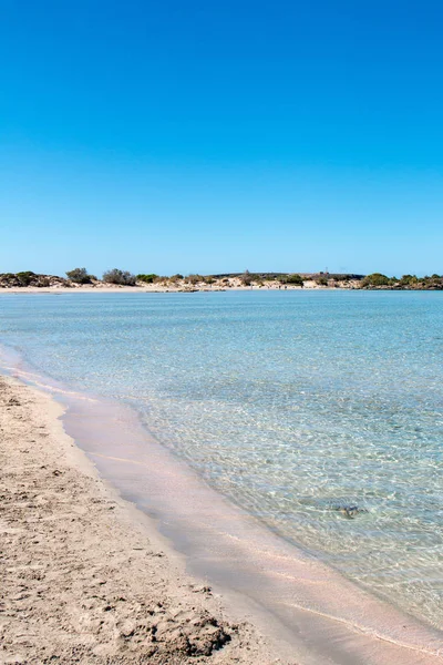 砂丘と晴れた日に青緑色の水とギリシャのビーチ — ストック写真