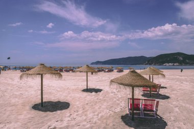 21st Haziran 2018, Bico das Lulas Beach, Troia, Portekiz - hasır şemsiyeleri ve sandalyeler, kumlu bir plaj