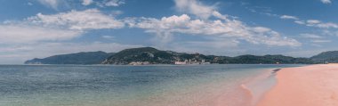 Bico das Lulas Beach, Troia, Portekiz - güneşli bir turkuaz su ile kumlu plaj
