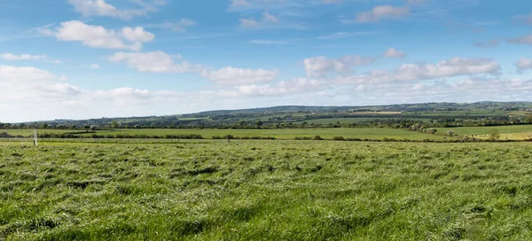 Amplia Vista Panorámica Los Campos Verdes Irlandeses Con Cielos Nublados — Foto de Stock