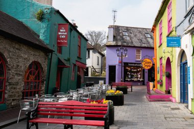 17th Nisan 2018, Kinsale, Newman'ın alışveriş merkezi ve Market street Kinsale içinde County Cork, İrlanda - renkli evler