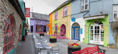 17th Nisan 2018, Kinsale, Newman'ın alışveriş merkezi ve Market street Kinsale içinde County Cork, İrlanda - renkli evler