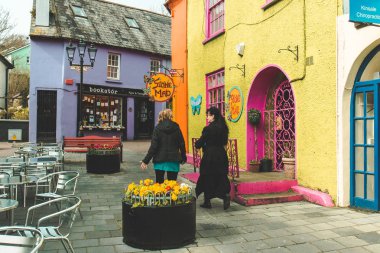17th Nisan 2018, Kinsale, Newman'ın alışveriş merkezi ve Market street Kinsale içinde County Cork, İrlanda - renkli evler