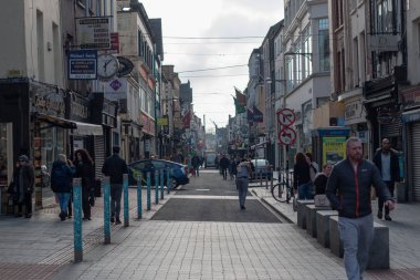 13th Nisan 2018, Cork, İrlanda - insanlar üzerinde Oliver Plunkett Street, mağazaları, sokak sanatçıları, restoranlar ve meşgul şehir hayatı için kentin ana caddelerinden biri alışveriş.