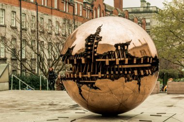 12th Nisan 2018, Dublin, İrlanda - Sfera con Sfera heykel Trinity College, Berkeley kitaplığının dışındaki yaygın İrlanda en prestijli üniversite olarak kabul.