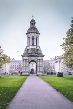 12th Nisan 2018, Dublin, İrlanda - Trinity College Kampüsü, yaygın olarak İrlanda ve Avrupa'nın en elit arasında en prestijli üniversite olarak kabul.
