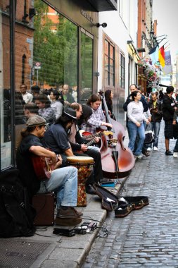 Temmuz 26, 2011, Dublin, İrlanda - turistler ve sokaklarda gösteri sanatçıları ile ünlü Temple Bar ilçe alanı.