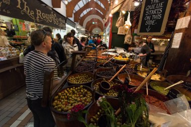 4 Ağustos 2017, Cork, İrlanda - müşteriler İngilizce piyasada mantar, ünlü bir turistik merkezinde Belediye gıda pazarı.