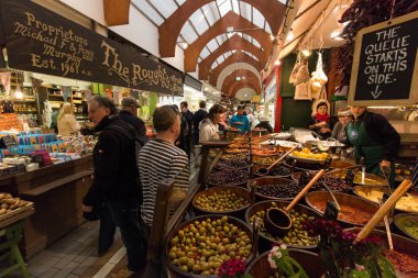 4 Ağustos 2017, Cork, İrlanda - müşteriler İngilizce piyasada mantar, ünlü bir turistik merkezinde Belediye gıda pazarı.