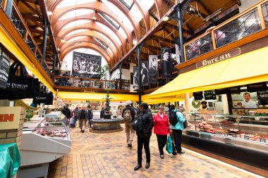 4 Ağustos 2017, Cork, İrlanda - müşteriler İngilizce piyasada mantar, ünlü bir turistik merkezinde Belediye gıda pazarı.