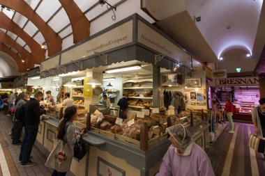 4 Ağustos 2017, Cork, İrlanda - müşteriler İngilizce piyasada mantar, ünlü bir turistik merkezinde Belediye gıda pazarı.