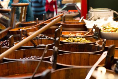 4 Ağustos 2017, Cork, İrlanda - müşteriler İngilizce piyasada mantar, ünlü bir turistik merkezinde Belediye gıda pazarı.