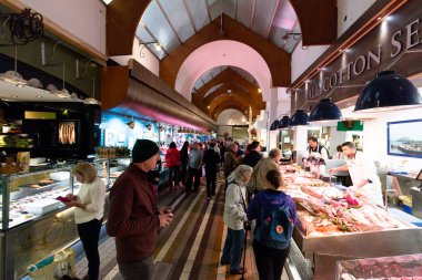 4 Ağustos 2017, Cork, İrlanda - müşteriler İngilizce piyasada mantar, ünlü bir turistik merkezinde Belediye gıda pazarı.