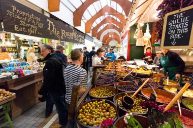 4 Ağustos 2017, Cork, İrlanda - müşteriler İngilizce piyasada mantar, ünlü bir turistik merkezinde Belediye gıda pazarı.