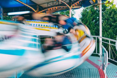 4th Nisan 2018, Cork, İrlanda - Funderland Tema Park zevk sürmek Tramore yolda insanlar; Funderland Avrupa'nın en büyük seyahat Tema Parkı olduğunu