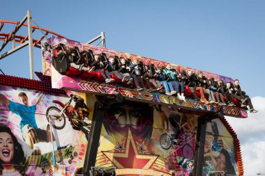 4th Nisan 2018, Cork, İrlanda - Funderland Tema Park zevk sürmek Tramore yolda insanlar; Funderland Avrupa'nın en büyük seyahat Tema Parkı olduğunu