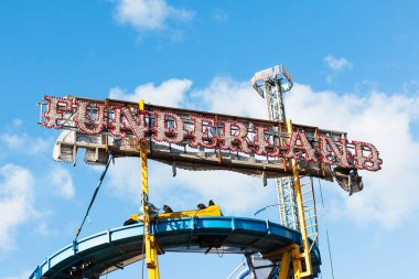 4th Nisan 2018, Cork, İrlanda - Funderland Tema Park zevk sürmek Tramore yolda insanlar; Funderland Avrupa'nın en büyük seyahat Tema Parkı olduğunu.