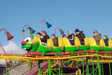4th Nisan 2018, Cork, İrlanda - Funderland Tema Park zevk sürmek Tramore yolda insanlar; Funderland Avrupa'nın en büyük seyahat Tema Parkı olduğunu.