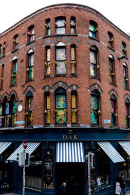 12th Nisan 2018, Dublin, İrlanda - The Oak Temple Bar bölgesinde, River Liffey southbank üzerinde bulunan, kalabalık barlar ve restoranlar ile Arnavut kaldırımlı trafiğe kapalı şerit yayılan.