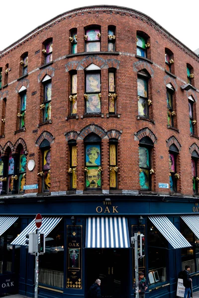 12th Nisan 2018, Dublin, İrlanda - The Oak Temple Bar bölgesinde, River Liffey southbank üzerinde bulunan, kalabalık barlar ve restoranlar ile Arnavut kaldırımlı trafiğe kapalı şerit yayılan.