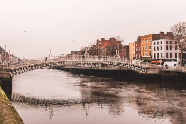 12th Nisan 2018, Dublin İrlanda - The Ha'penny Bridge, resmen Liffey Köprüsü Nisan 1816'Dublin, İrlanda Liffey Nehri üzerinde inşa edilmiş bir yaya köprüsü olduğunu..