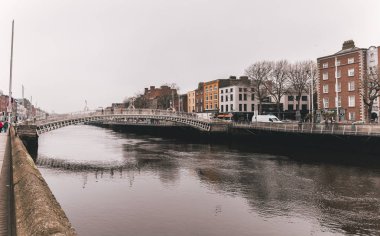 12th Nisan 2018, Dublin İrlanda - The Ha'penny Bridge, resmen Liffey Köprüsü Nisan 1816'Dublin, İrlanda Liffey Nehri üzerinde inşa edilmiş bir yaya köprüsü olduğunu..