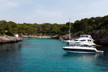 18 Haziran 2017 Cala Grande, İspanya - beach içinde belgili tanımlık geçmiş ile suda tekne