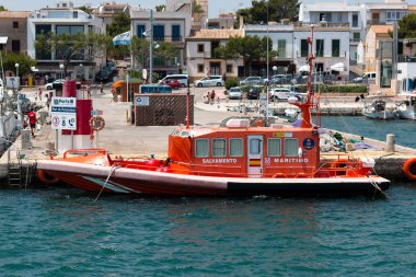 16th Haziran 2017, Porto Colom, İspanya - deniz can kurtaran sandalı Porto Colom liman Park.