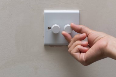 Tüketimi ve enerji tasarrufu için ışıkları karartma el